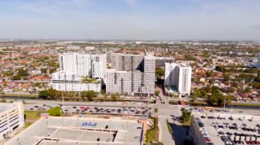 Miami, FL, ABD - 29 Ocak 2025: FIU 'ya ev sahipliği yapan öğrenci Üniversite Şehrinde. Hava aracı Miami stok video 4k 60p