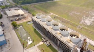 Doral Miami Florida 'daki bir çöp yakma fırınının hava stok videosu.