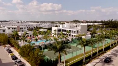 Doral, FL, ABD - 31 Aralık 2025: Doral 'daki bir yerleşim bölgesindeki İHA görüntüleri