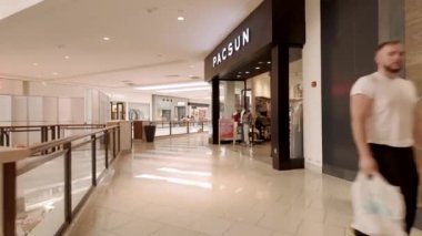 Aventura, FL, ABD - 31 Aralık 2025: Aventura Mall Walk 2025 4k 30