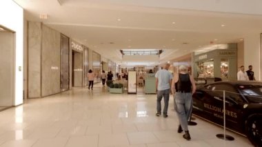 Aventura, FL, ABD - 31 Aralık 2025: Aventura AVM yürüyüş turu