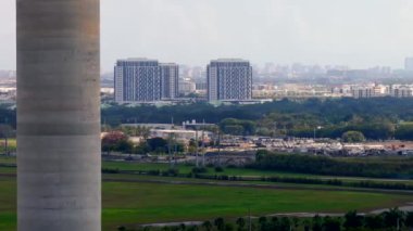 Arka planda hava video yakma atölyesi egzoz bacaları ve Doral Miami 'ye yakın olduğunu gösteriyor.