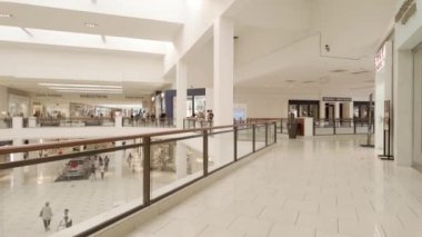 Aventura, FL, ABD - 31 Aralık 2025: Mall Walk video görüntüleri 2025