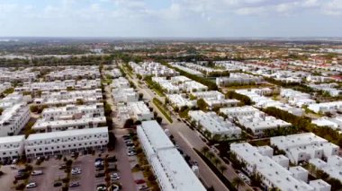 Miami Doral Florida 'da modern gelişme 2025 hava aracı görüntüsü