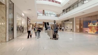 Aventura, FL, ABD - 31 Aralık 2025: Yürüyen stok görüntüleri Aventura Alışveriş Merkezi 2025