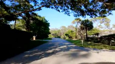 Napoli Florida 'nın lüks mahallelerinde araba sürmek.