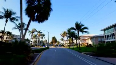 Napoli, FL, ABD - 8 Şubat 2025: Körfez Kıyısı Bulvarı, Napoli Florida