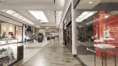 Napoli, FL, ABD - 8 Şubat 2025: Timelapse hiperhızlandırılmış video hızlandırılmış bir alışveriş merkezi olan Napoli 'de yürüme
