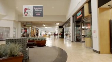 Napoli, FL, ABD - 8 Şubat 2025: Florida Coastland Center 'dan alışveriş