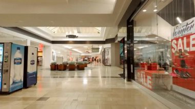 Napoli, FL, ABD - 8 Şubat 2025: AVM yürüyen stok videosu Coastland Center Napoli 4k 60p