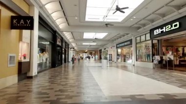 Napoli, FL, ABD - 8 Şubat 2025: Coastland Center Napoli FL yürüyüş turu 4k