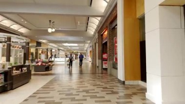 Napoli, FL, ABD - 8 Şubat 2025: Stock video Coastland Center Mall Naples Florida 2025