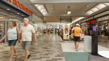 Napoli, FL, ABD - 8 Şubat 2025: Coastland Center 2025