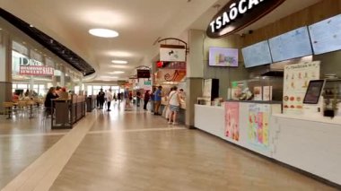 Napoli, FL, ABD - 8 Şubat 2025: Coastland Center gıda sahası Napoli Florida