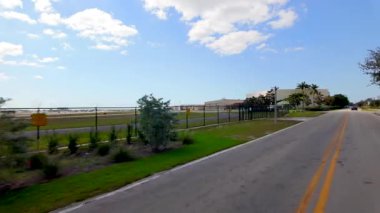 Napoli havaalanının yanından geç.