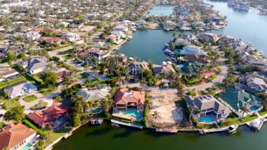 Park Shore Napoli 'deki lüks malikaneler. Hava aracı stok video 4k 60p 2025