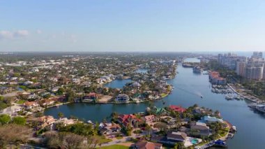 Park Shore Napoli 'de. Rıhtım kenarındaki köşkü 4k 2025 olan üst sınıf bir mahalle.