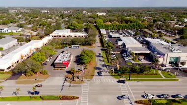 Napoli, FL, ABD - 8 Şubat 2025: Tamiami Trail 4k 60p dolaylarında Napoli Florida 'daki işletmeler