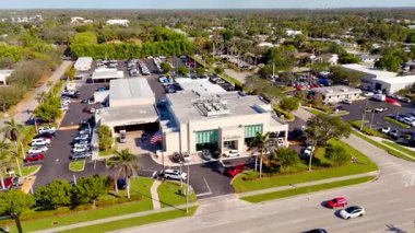 Napoli, FL, ABD - 8 Şubat 2025 DeVoe Cadillac Florida. Hava aracı görüntüleri 4k 60p