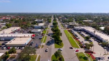 Napoli, FL, ABD - 8 Şubat 2025: Tamiami Trail N Napoli Florida 2025