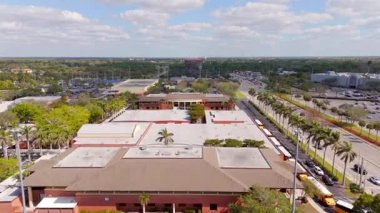 Napoli, FL, ABD - 8 Şubat 2025: Napoli Lisesinin insansız hava aracı görüntüleri 4k