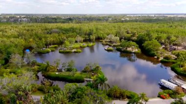 Napoli, FL, ABD - 8 Şubat 2025: Napoli Hayvanat Bahçesi, Florida ABD