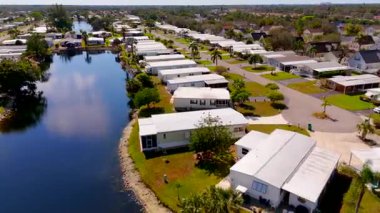 55 nolu karavan parkındaki Lakefront mobil evleri.