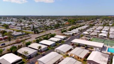 Mobil ev karavan parkı Napoli Florida. 4k hava aracı stok videosu 2025