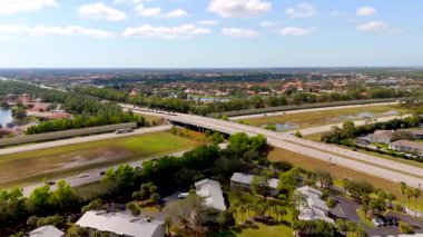 175 Napoli Florida üzerinde Santa Barbara Bulvarı. 4k hava aracı stok görüntüsü