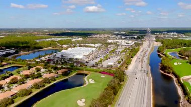 Napoli, FL, ABD - 8 Şubat 2025: Walmart süper merkezi Napoli Florida