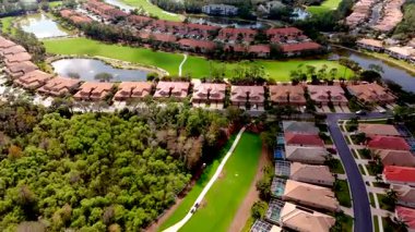 Napoli Florida 'daki golf sahası evleri. Hava 4k drone stok videosu 60p