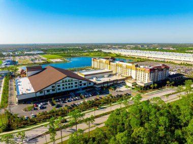 Napoli, FL, ABD - 6 Şubat 2025: Havadan çekilmiş fotoğraf: Great Wolf Lodge Napoli Florida USA