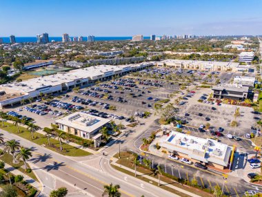 Napoli, FL, ABD - 6 Şubat 2025: Napoli Florida hava fotoğrafı Park Shore Plaza