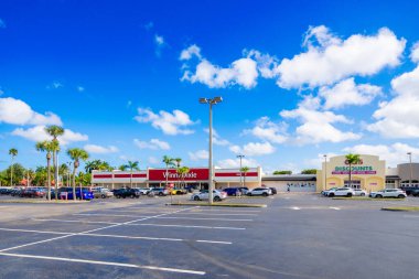 Miami, FL, ABD - 8 Şubat 2025: Winn Dixie ve DDs Miami California Club 'daki indirimli mağazalar