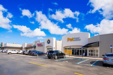 Miami, FL, ABD - 8 Şubat 2025: RK Center California Club Miami 'deki Planet Fitness and Pet Supermarket