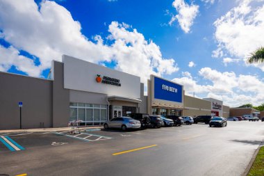 Miami, FL, ABD - 8 Şubat 2025: RK California Club alışveriş merkezi Pediyatri Ortaklığı ve Beş Alt