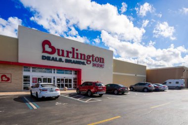 Miami, FL, ABD - 8 Şubat 2025: RK California Club alışveriş merkezinde Burlington
