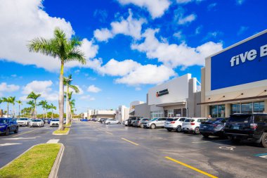 Miami, FL, ABD - 8 Şubat 2025: Stok fotoğrafı RK California Club Miami alışveriş merkezi