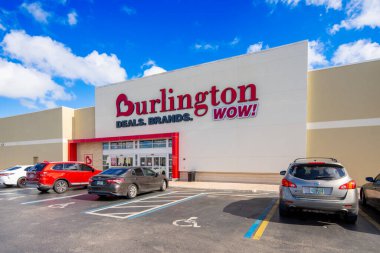 Miami, FL, ABD - 8 Şubat 2025: RK California Club alışveriş merkezinde Burlington