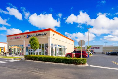 Miami, FL, ABD - 8 Şubat 2025: Dunkin Donutları ve Hiline Spor RK Center California Club Miami