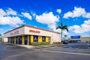 Miami, FL, ABD - 8 Şubat 2025: RK California Club alışveriş merkezindeki tıp merkezi