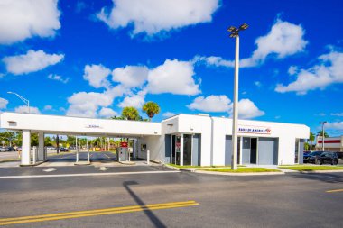 Miami, FL, ABD - 8 Şubat 2025: RK California Club alışveriş merkezinde Bank of America