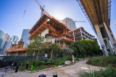 Brickell, FL, ABD - 14 Şubat 2025: Lofty Brickell Altçizgi Yolu 'ndan yapım aşamasında