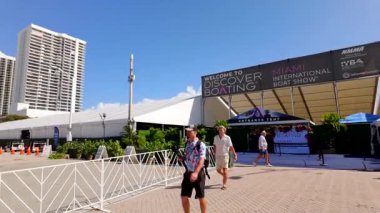 Miami, FL, ABD - 16 Şubat 2025: Miami Uluslararası Boat Show 'a Giriş