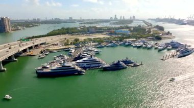 Miami, FL, ABD - 16 Şubat 2025, Island Gardens Marina International Boat Show 2025. Hava aracı videosu 4k 60p