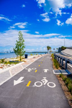 Kuzey tarafı Rickenbacker Causeway Miami yeni bisiklet yolları