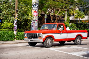 Miami, FL, ABD - 21 Şubat 2025: 1978 Kırmızı Ford F250 kamyonet