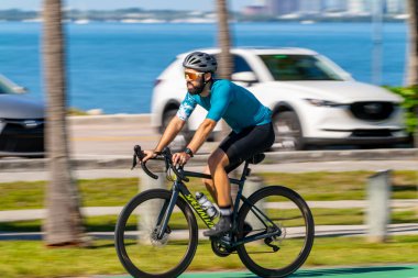 Key Biscayne Miami, FL, ABD - 8 Mart 2025: Adam çok hızlı bisiklet sürüyor