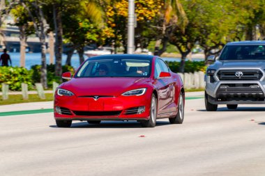 Key Biscayne Miami, FL, ABD - 8 Mart 2025: Tesla Rickenbacker Geçidi 'nde sürüyor, Miami, FL