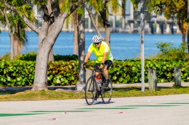 Key Biscayne Miami, FL, ABD - 8 Mart 2025: Son sınıf öğrencisi bisiklete biniyor